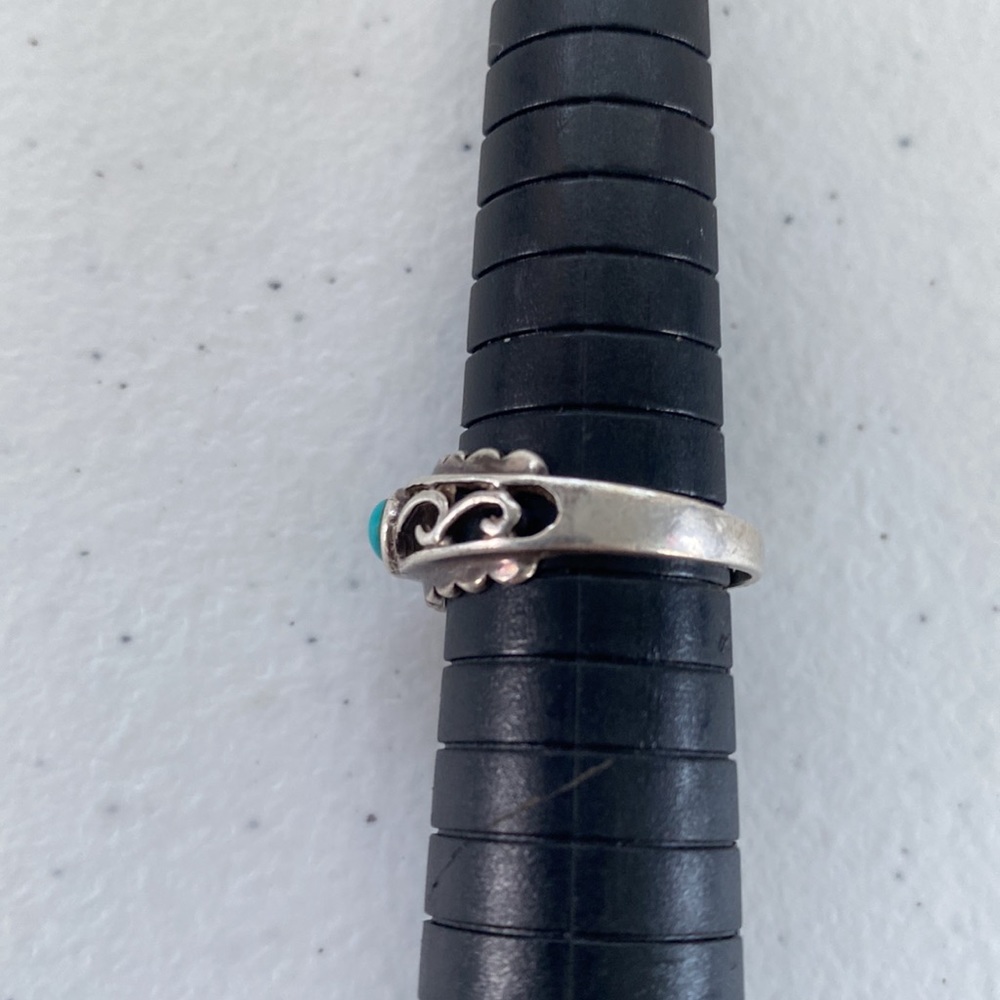 Vintage Hand Crafted Sterling Silver Navajo Turquoise Ring - Picture 4 of 10